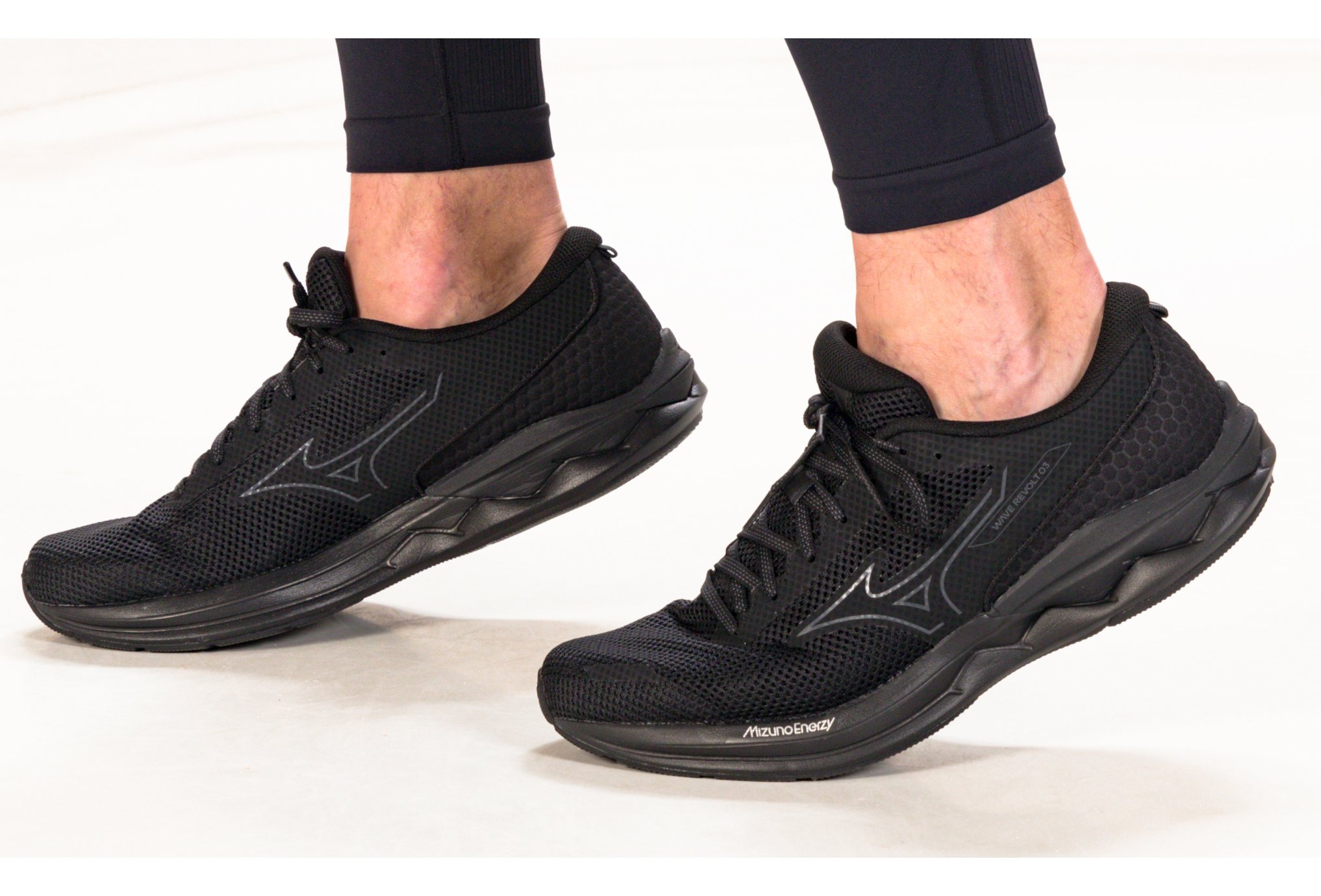 Mizuno Wave Revolt 3 M