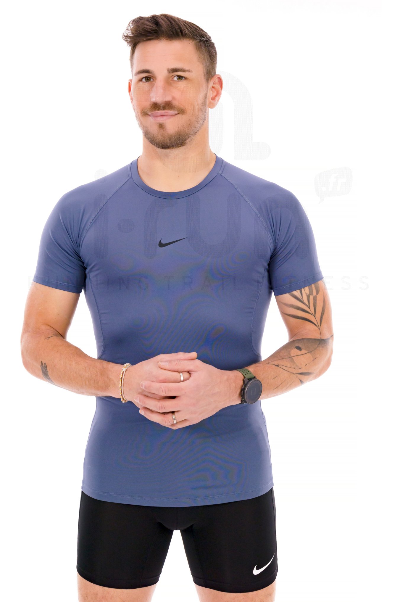 Nike - Chaussures de course Frozenshield -> Sapatos de corrida Frozenshield
- Veste imperm�able Speedcross -> Casaco imperme�vel Speedcross
- Casquette Air Zoom -> Bon� Air Zoom