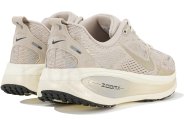 Nike Vomero 18 Light Within 2.0